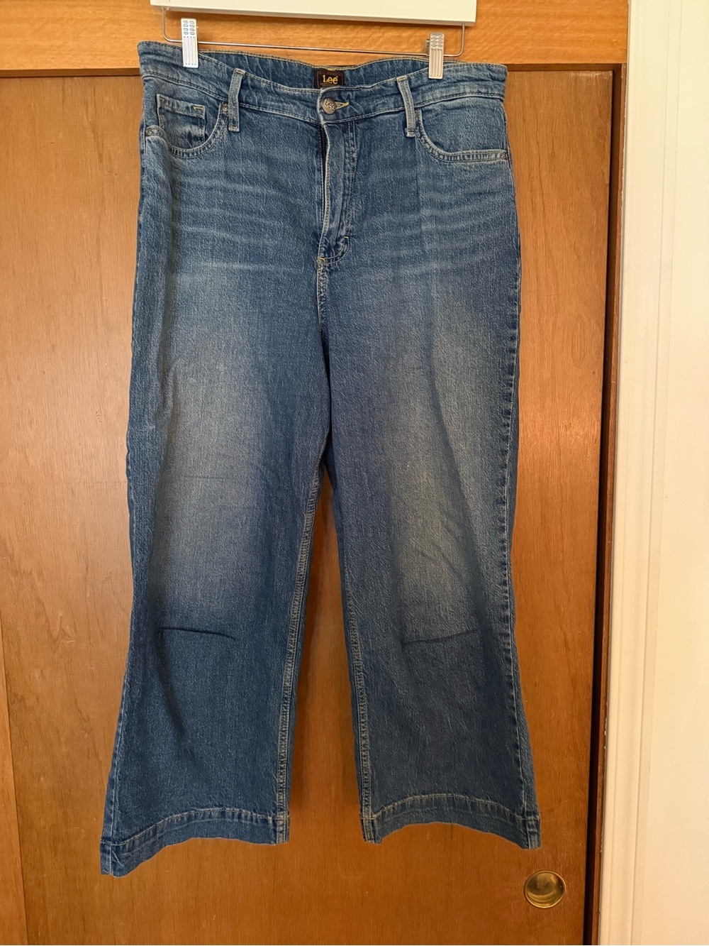 Lee Womens Cropped Wide-Leg Jeans in Medium Blue